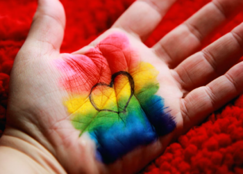 Marcelo veta decretos sobre nome neutro e autodeterminação de género nas escolas.