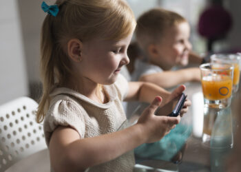 Crianças que usam ecrãs à refeição estão mais propensas à obesidade