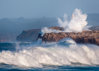 Ondas de sudoeste podem atingir os 14 metros de altura