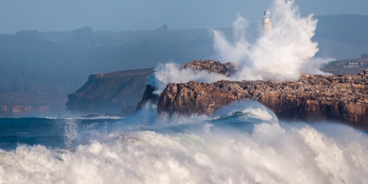 Ondas de sudoeste podem atingir os 14 metros de altura