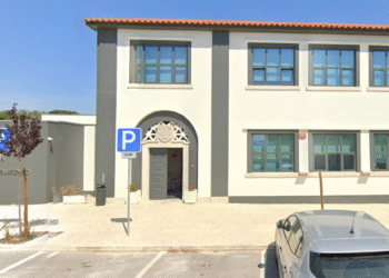 Homem detido por danos em máquina de venda automática na Vila Franca do Rosário