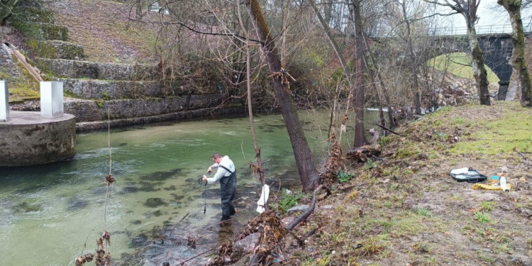 Investigadores da detetam microplásticos em rios considerados saudáveis