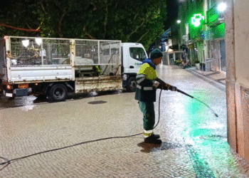Município de Mafra reforça limpeza urbana com lavagem noturna dos arruamentos na Ericeira