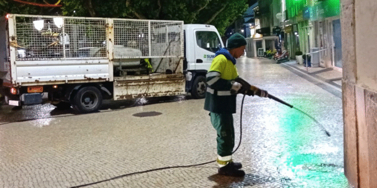 Município de Mafra reforça limpeza urbana com lavagem noturna dos arruamentos na Ericeira