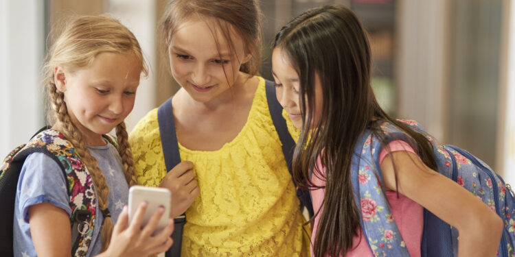 Proibir telemóveis nas escolas: medida ganha apoio e abre debate sobre a educação digital