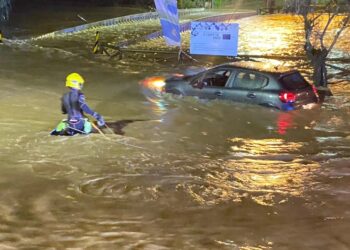 Estradas Cortadas e Viatura Submersa: Bombeiros Voluntários da Ericeira Resgatam Vítima