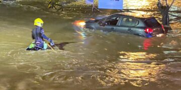 Estradas Cortadas e Viatura Submersa: Bombeiros Voluntários da Ericeira Resgatam Vítima