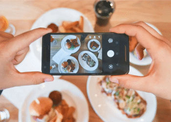 Maioria dos utilizadores lê comentários de outros consumidores nas redes sociais antes de comprar