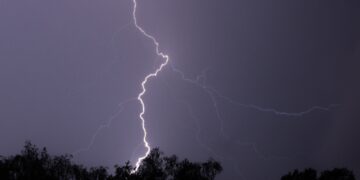 Portugal registou atividade de raios abaixo da média em 2025, com novembro excecional