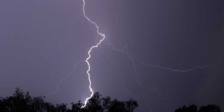 Portugal registou atividade de raios abaixo da média em 2025, com novembro excecional