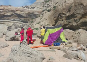 Resgatado praticante de parapente na praia de Santa Rita em Torres Vedras