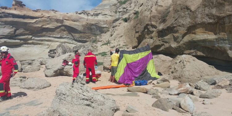 Resgatado praticante de parapente na praia de Santa Rita em Torres Vedras